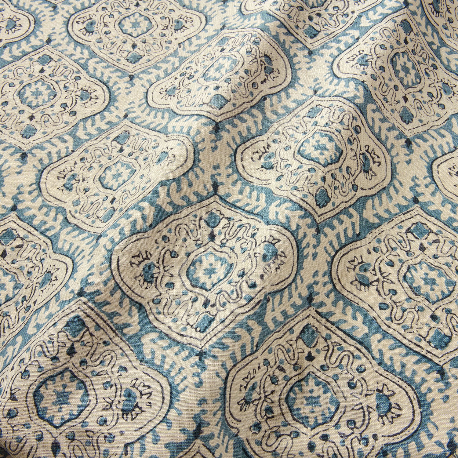 Linen print with a handcrafted feel in blue