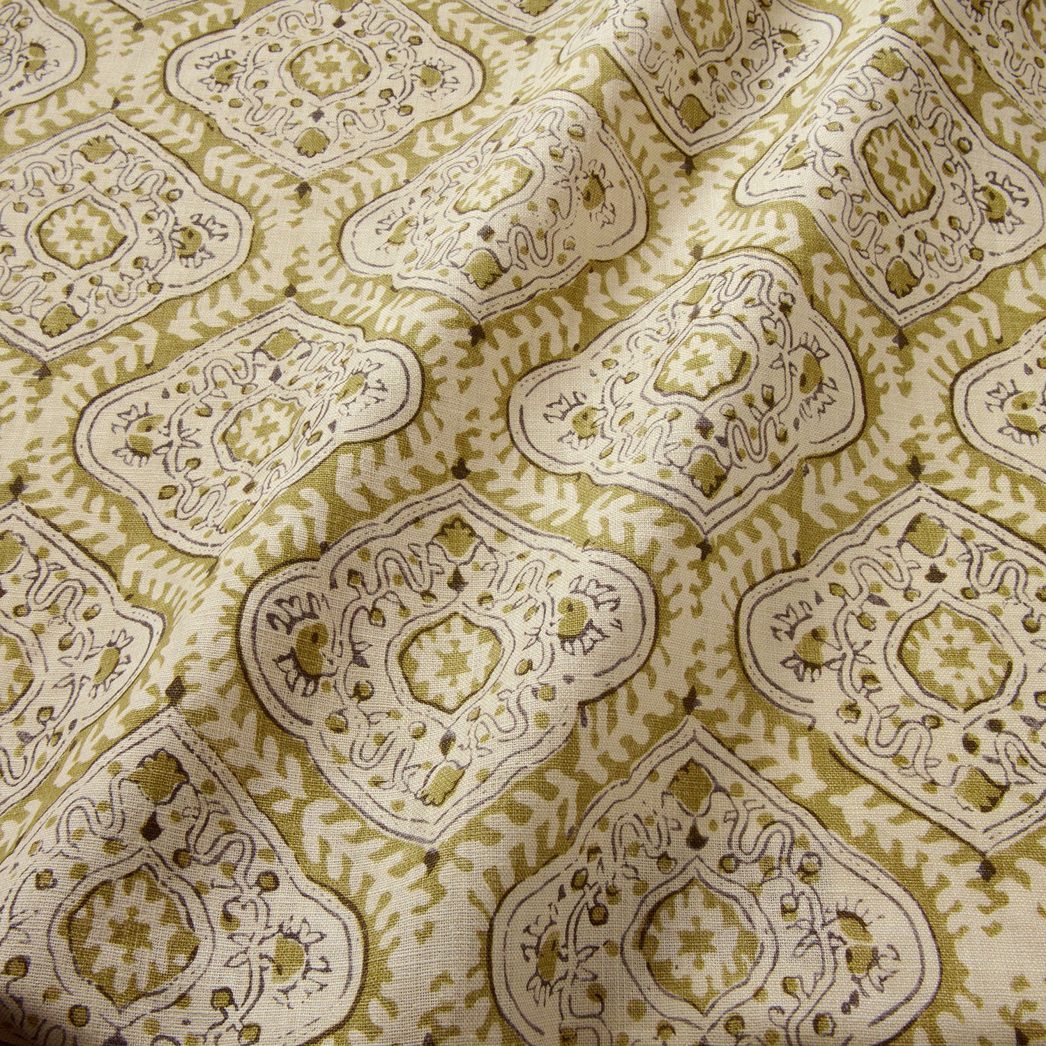 Linen print with a handcrafted feel in bronze