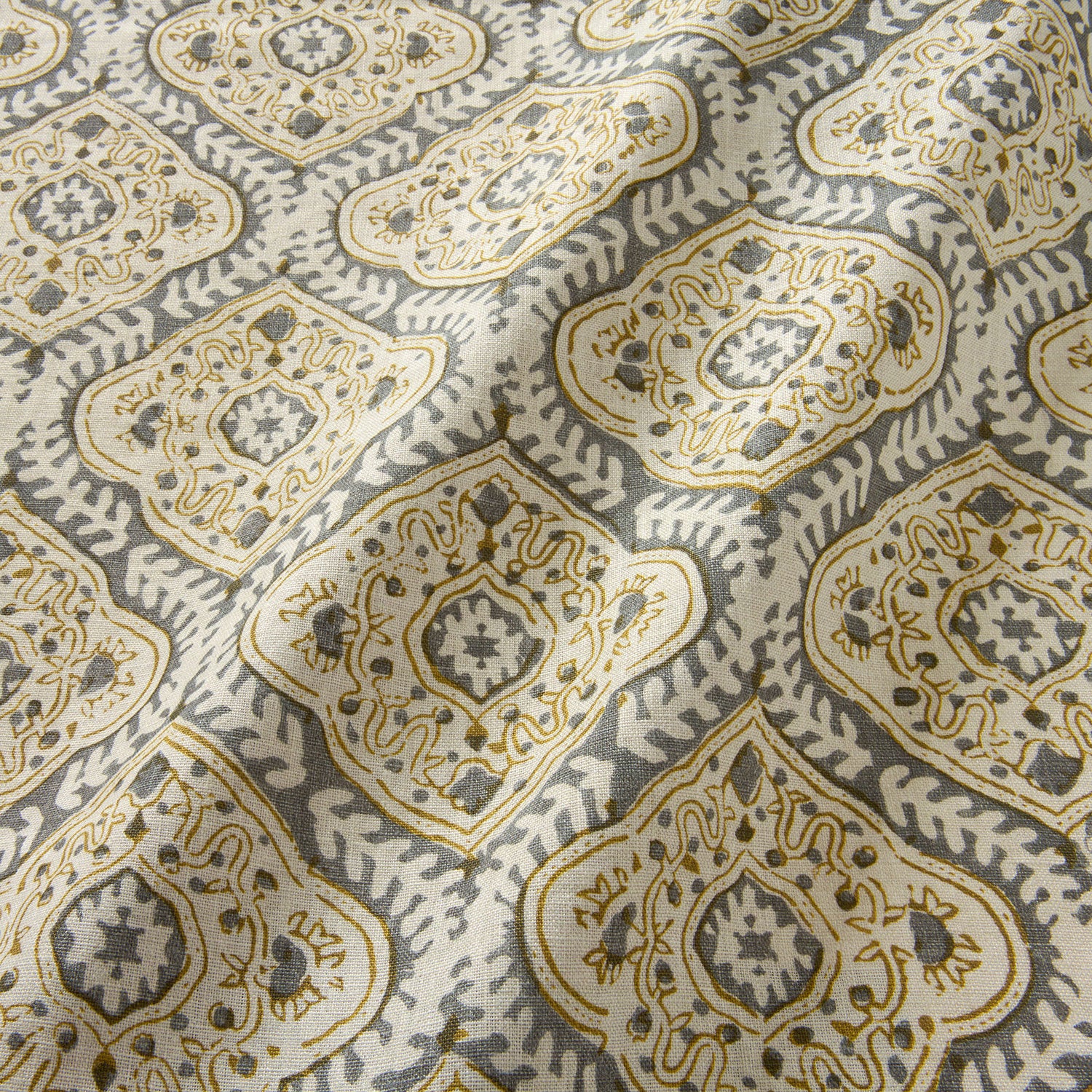 Linen print with a handcrafted feel in grey