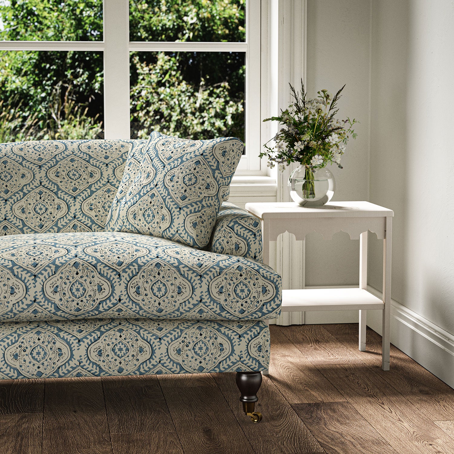 Armchair covered in a linen print with a handcrafted feel in blue