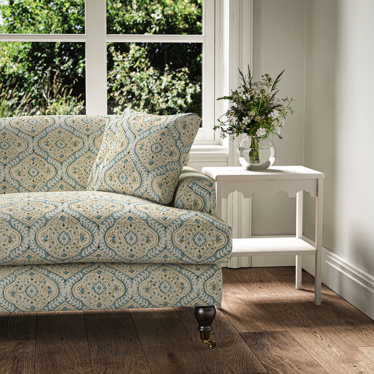 Sofa covered in a linen print with a handcrafted feel in blue