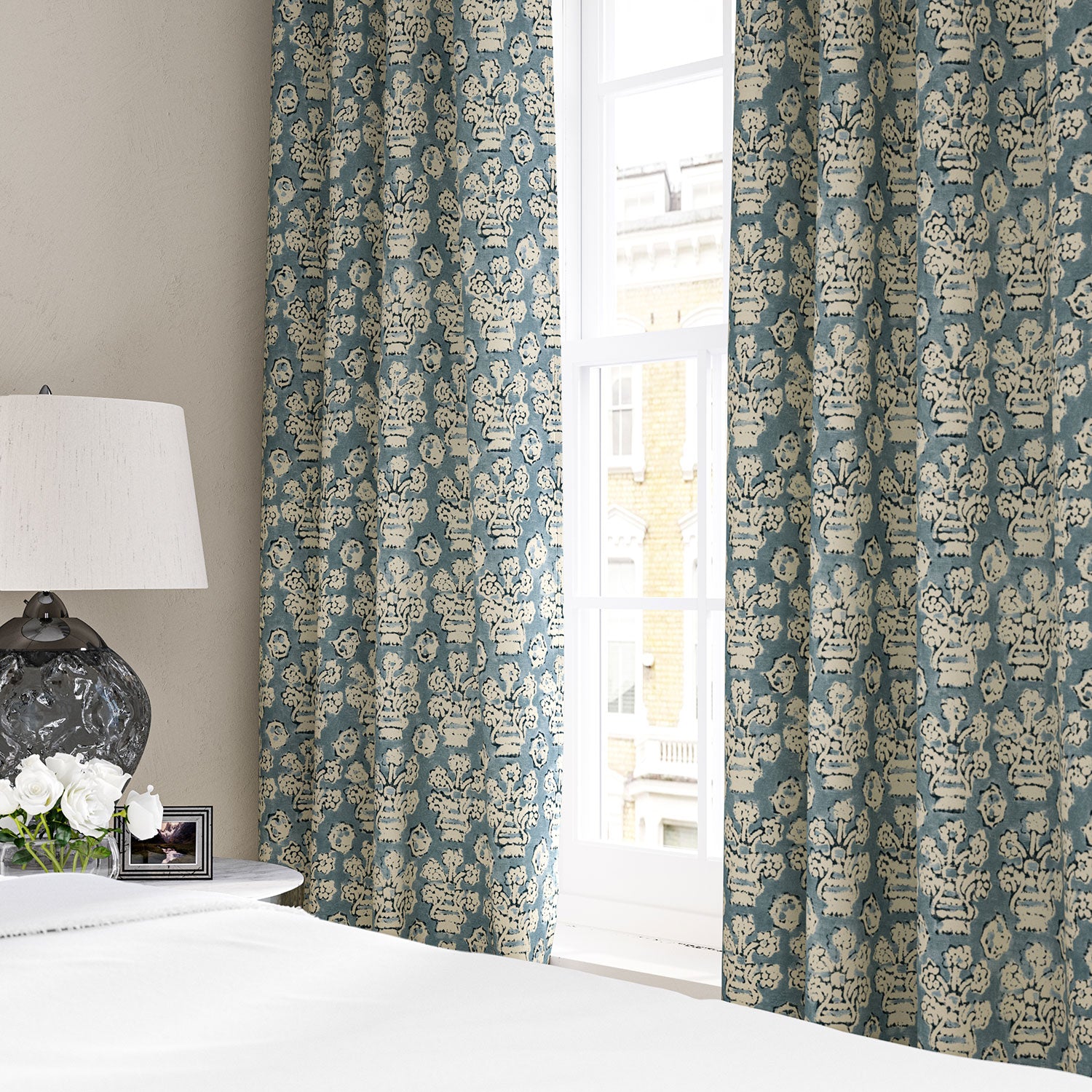 Linen curtain with a jolly and characterful pattern in blue, black and cream