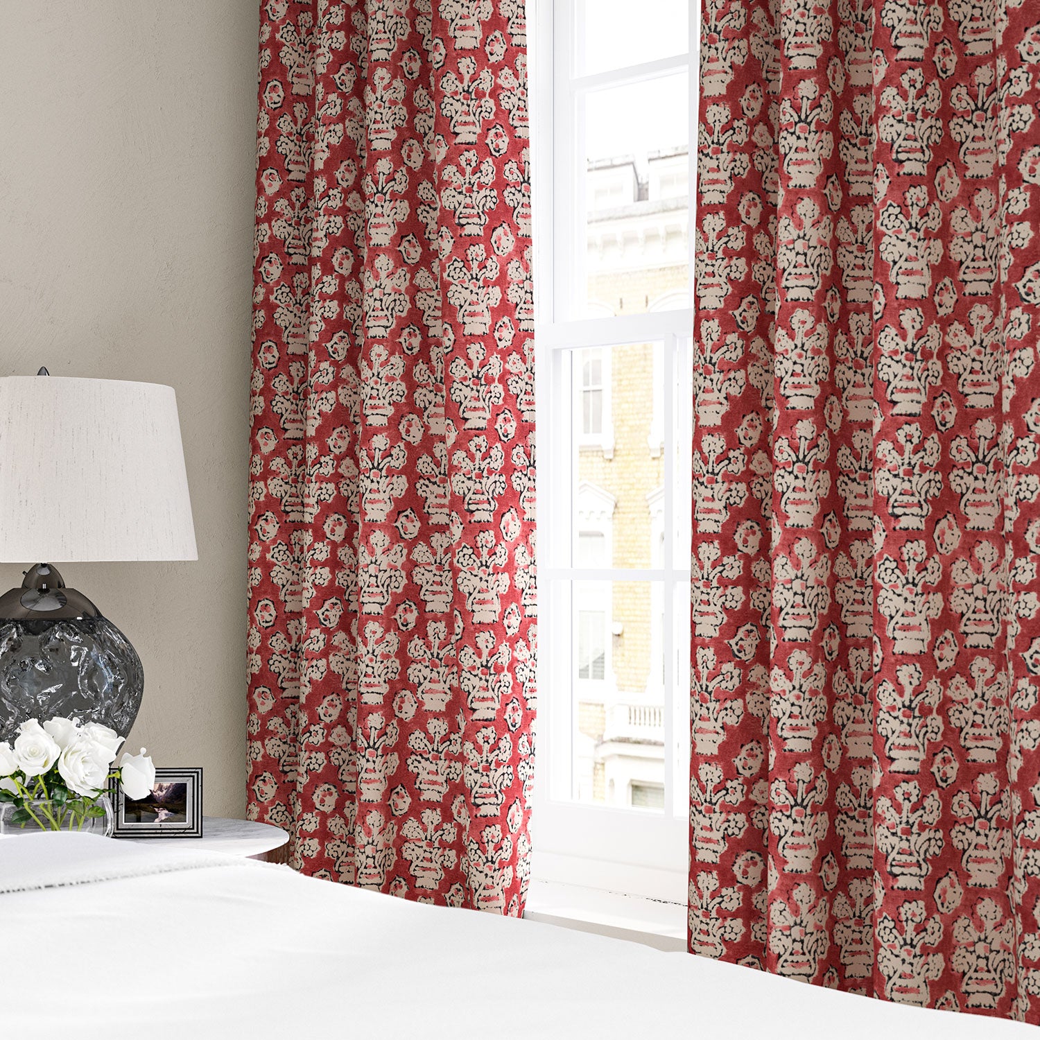 Linen curtain with a jolly and characterful pattern in red, black and cream