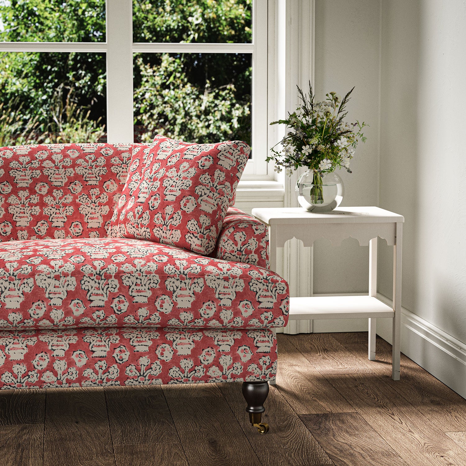 Sofa covered in a jolly printed linen fabric in red, black and cream