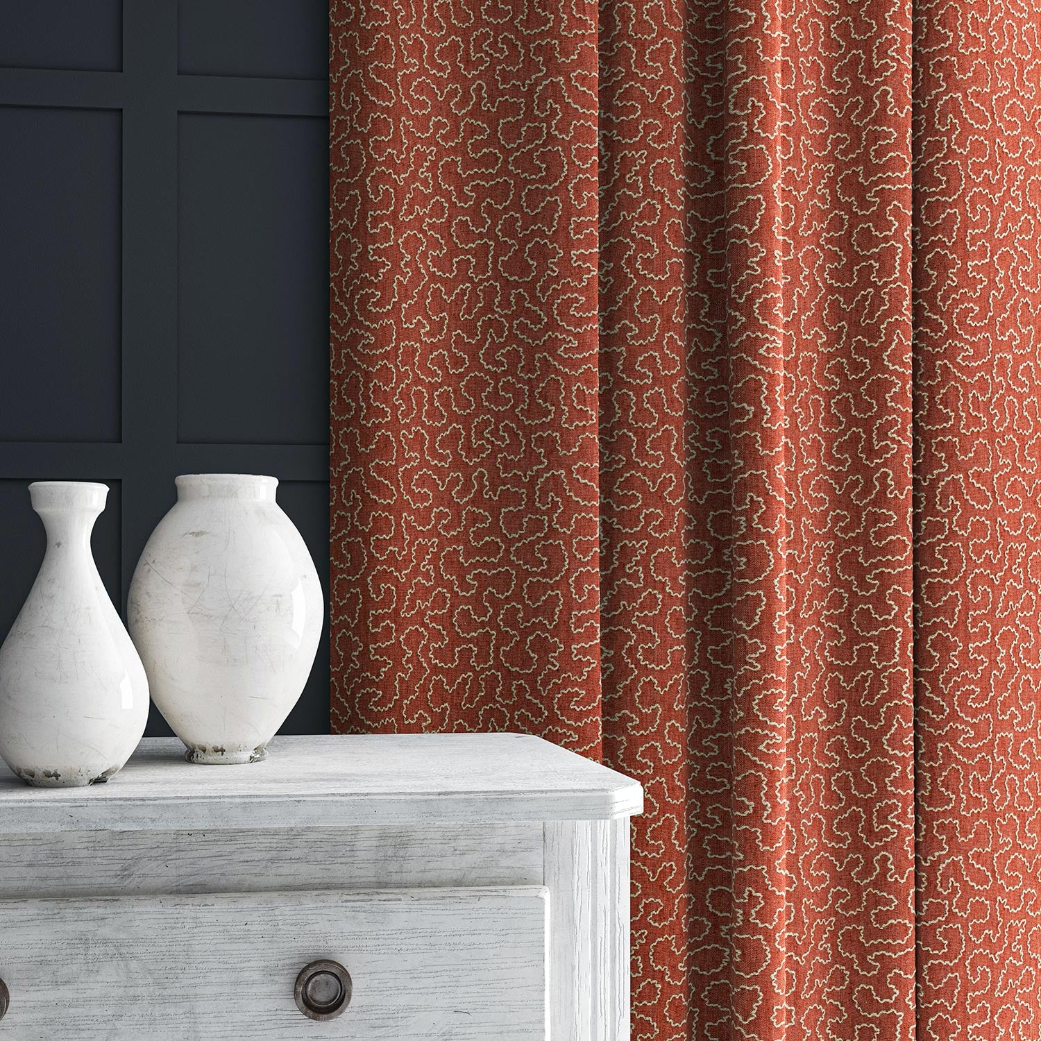 Curtain in red and off-white woven fabric featuring a wavy pattern.