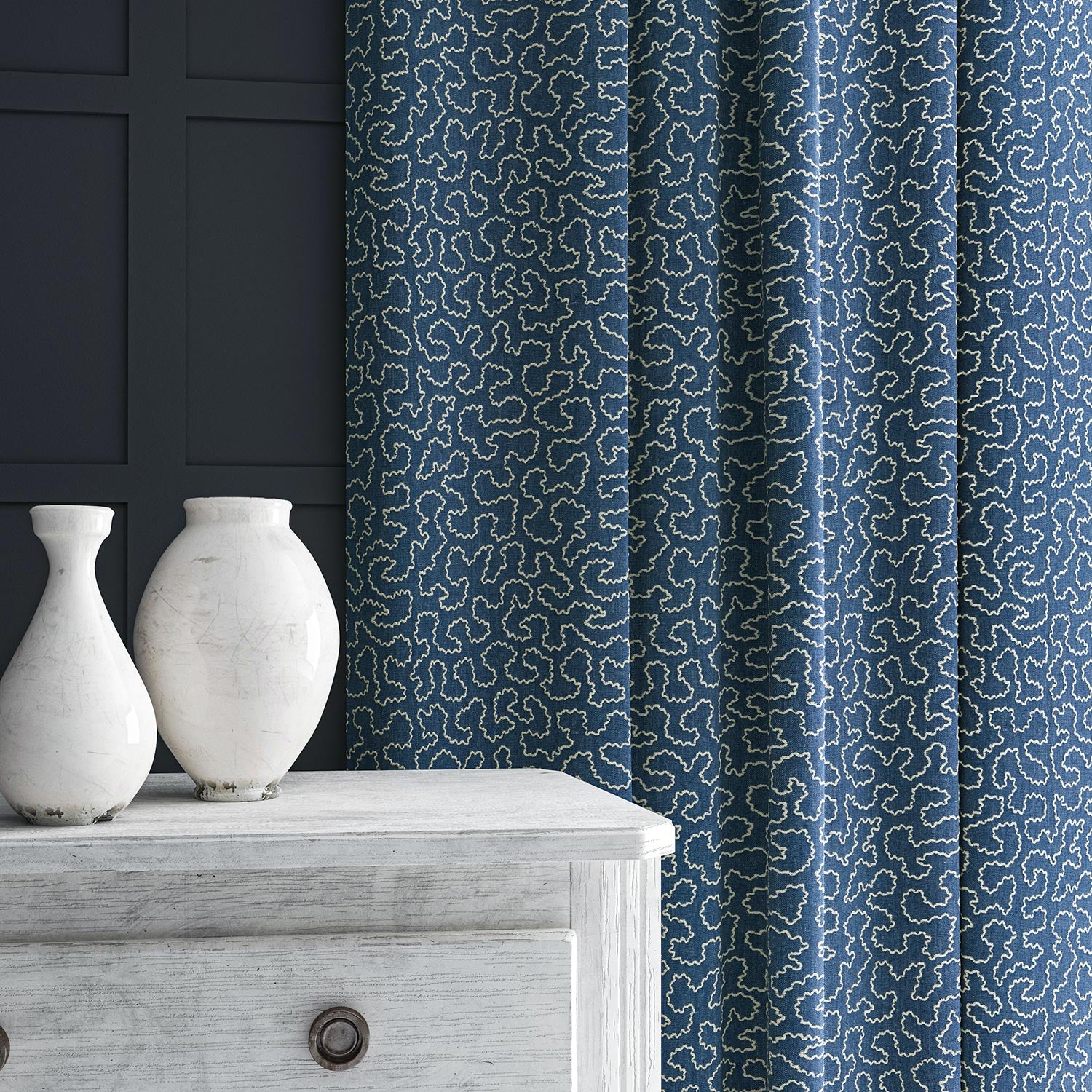 Curtain in blue and off-white woven fabric featuring a wavy pattern.