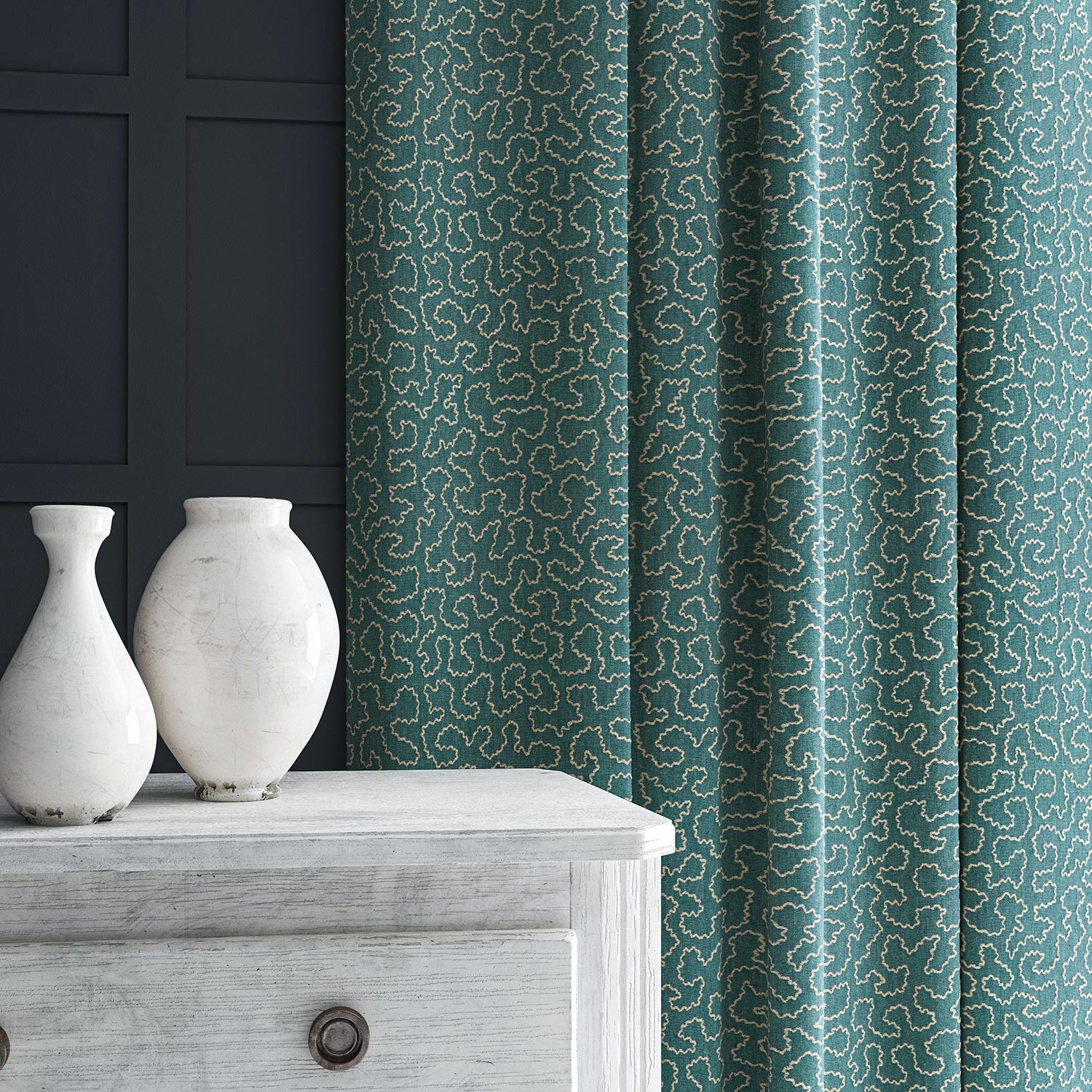 Curtain in blue and off-white woven fabric featuring a wavy pattern.