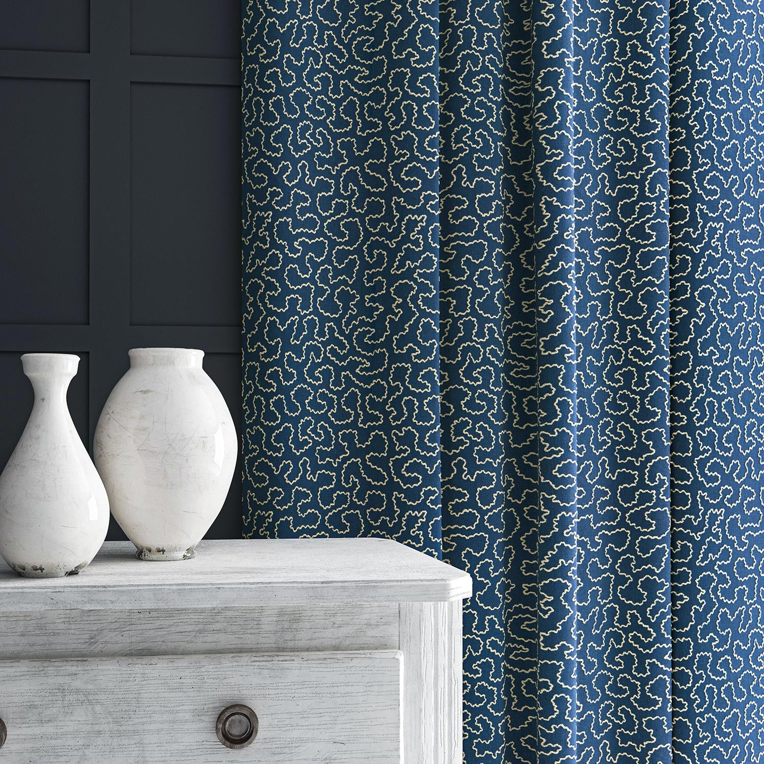 Curtain in blue and off-white woven fabric featuring a wavy pattern.