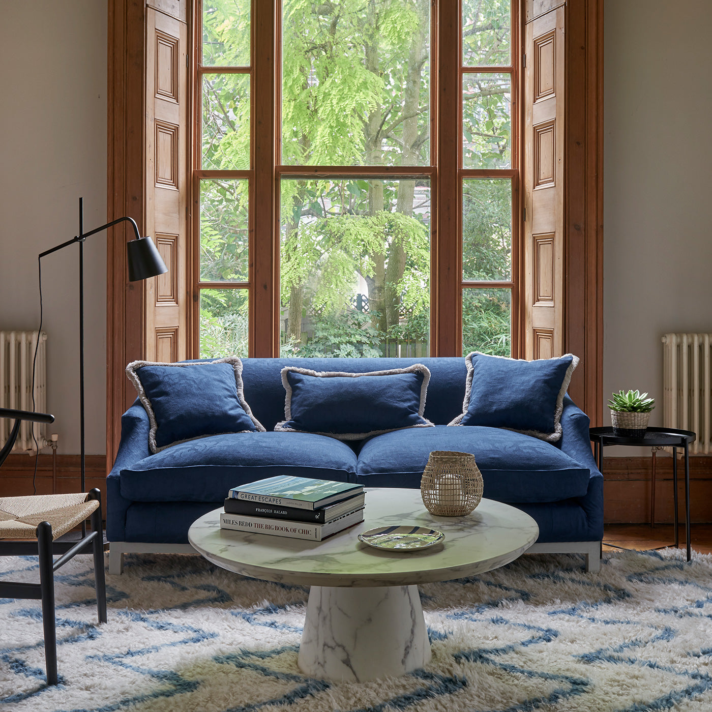 Sofa in a contemporary damask fabric with dark blue colours.