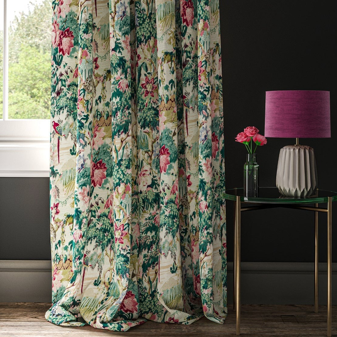 Curtain in a tropical printed linen fabric with exotic jungle scene