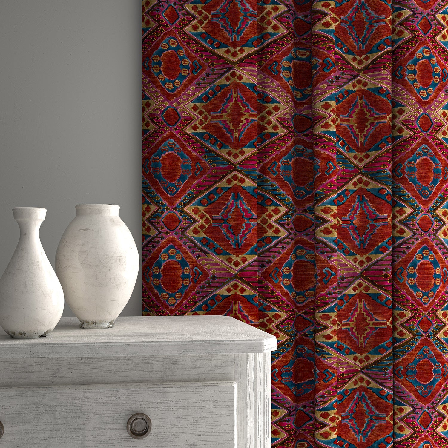 Curtains in printed velvet fabric – an exuberant carpet design in red colours.