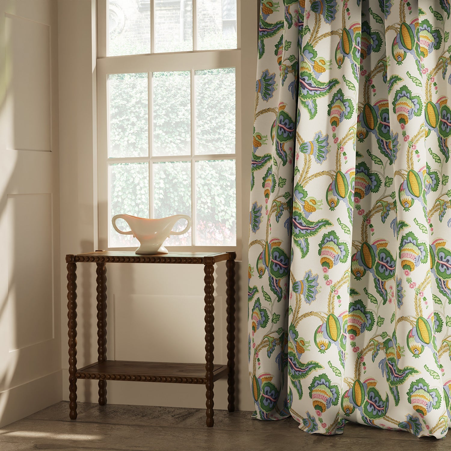 Curtain in a linen fabric with floral vine design