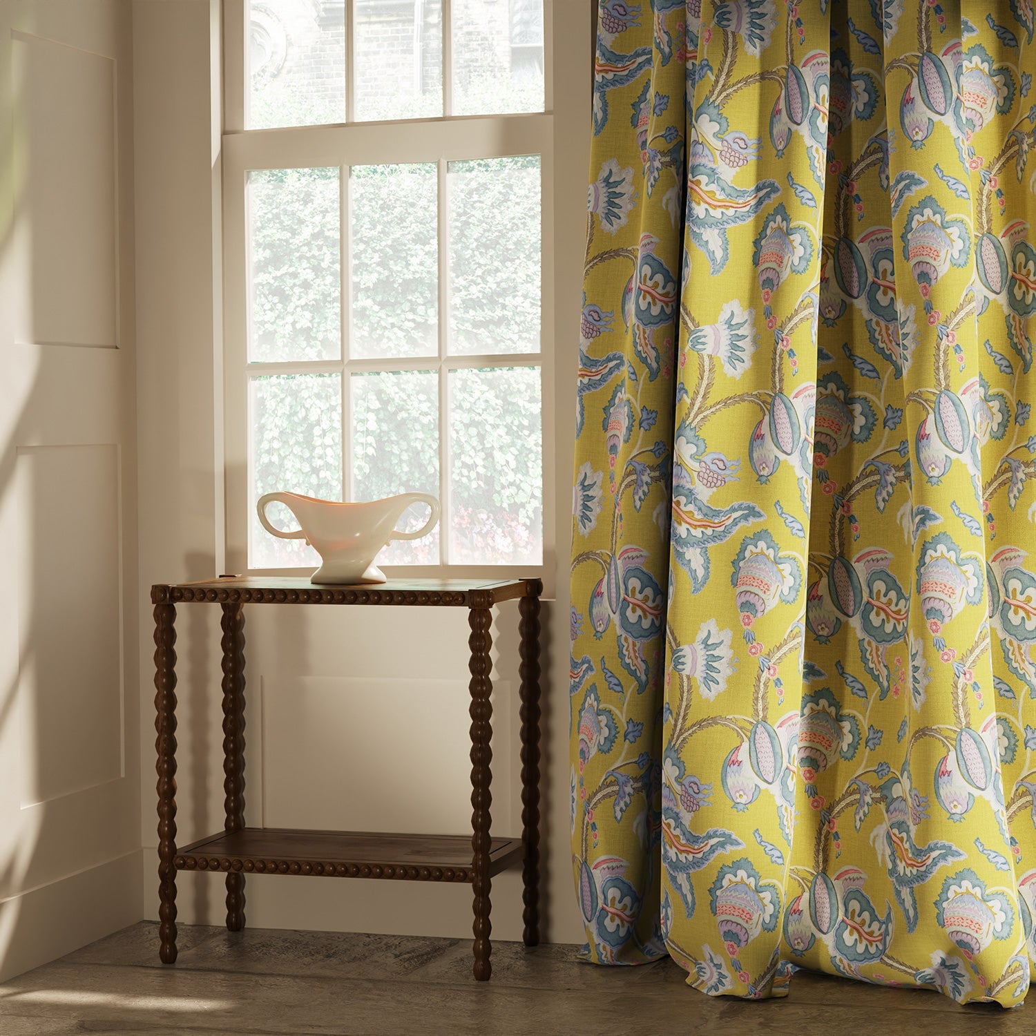Curtain in a linen fabric with floral vine design