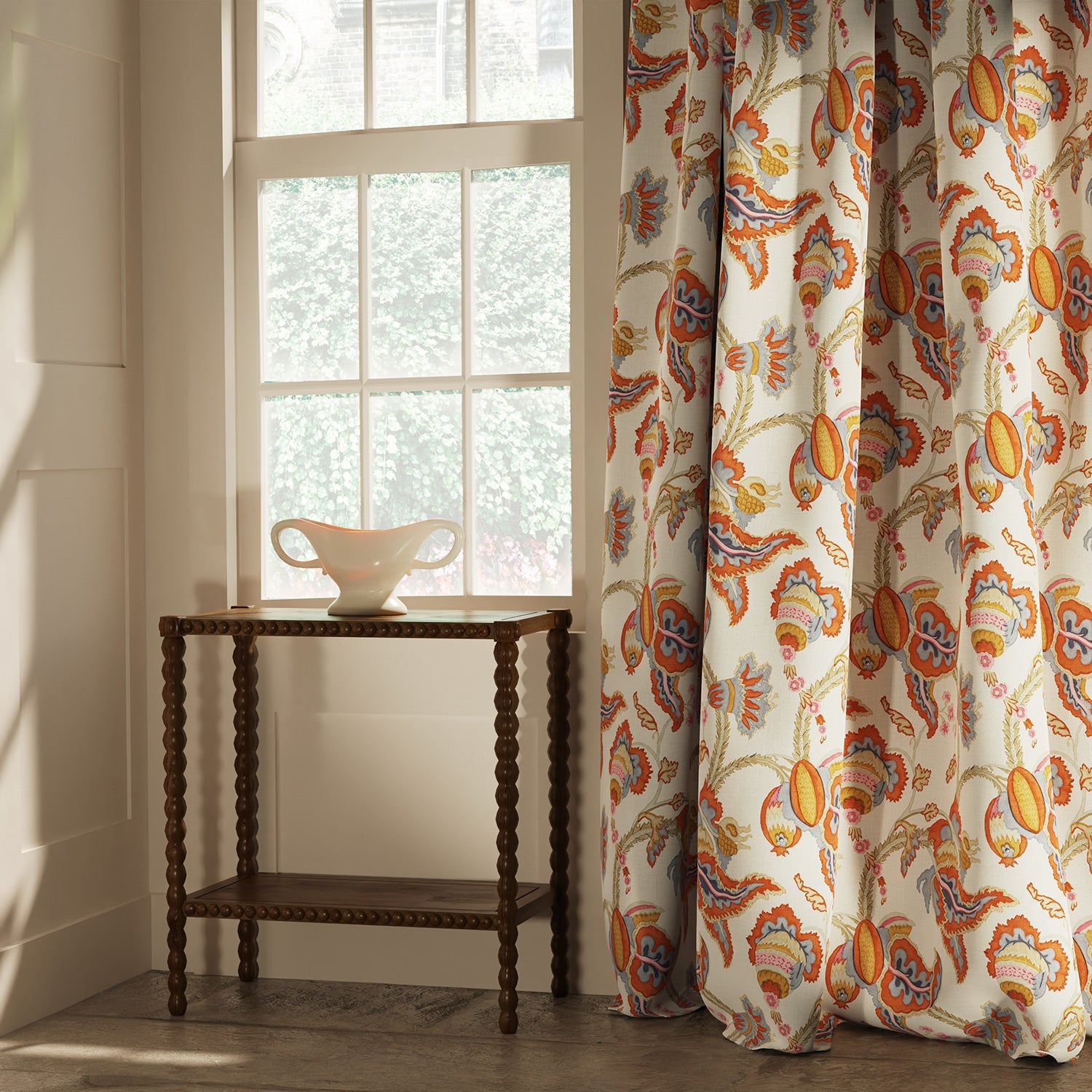 Curtain in a linen fabric with floral vine design