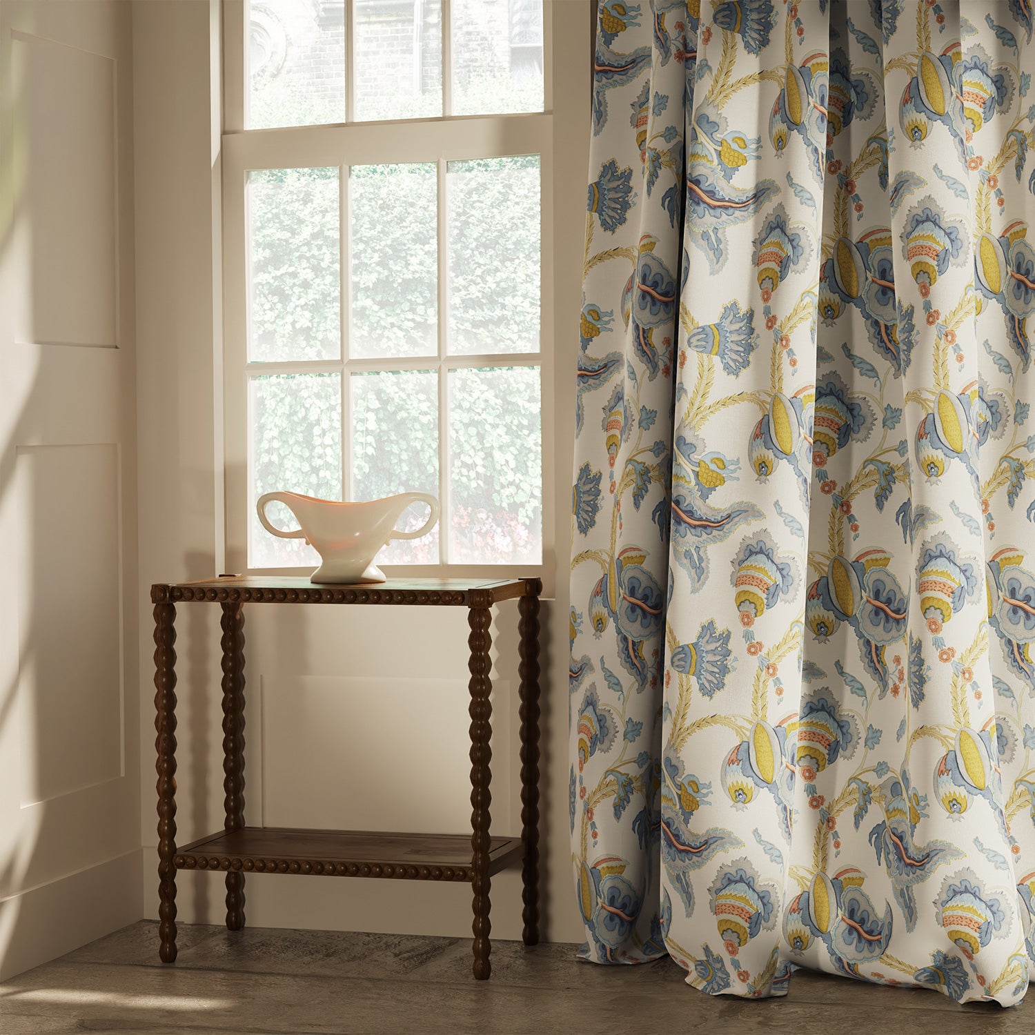Curtain in a linen fabric with floral vine design