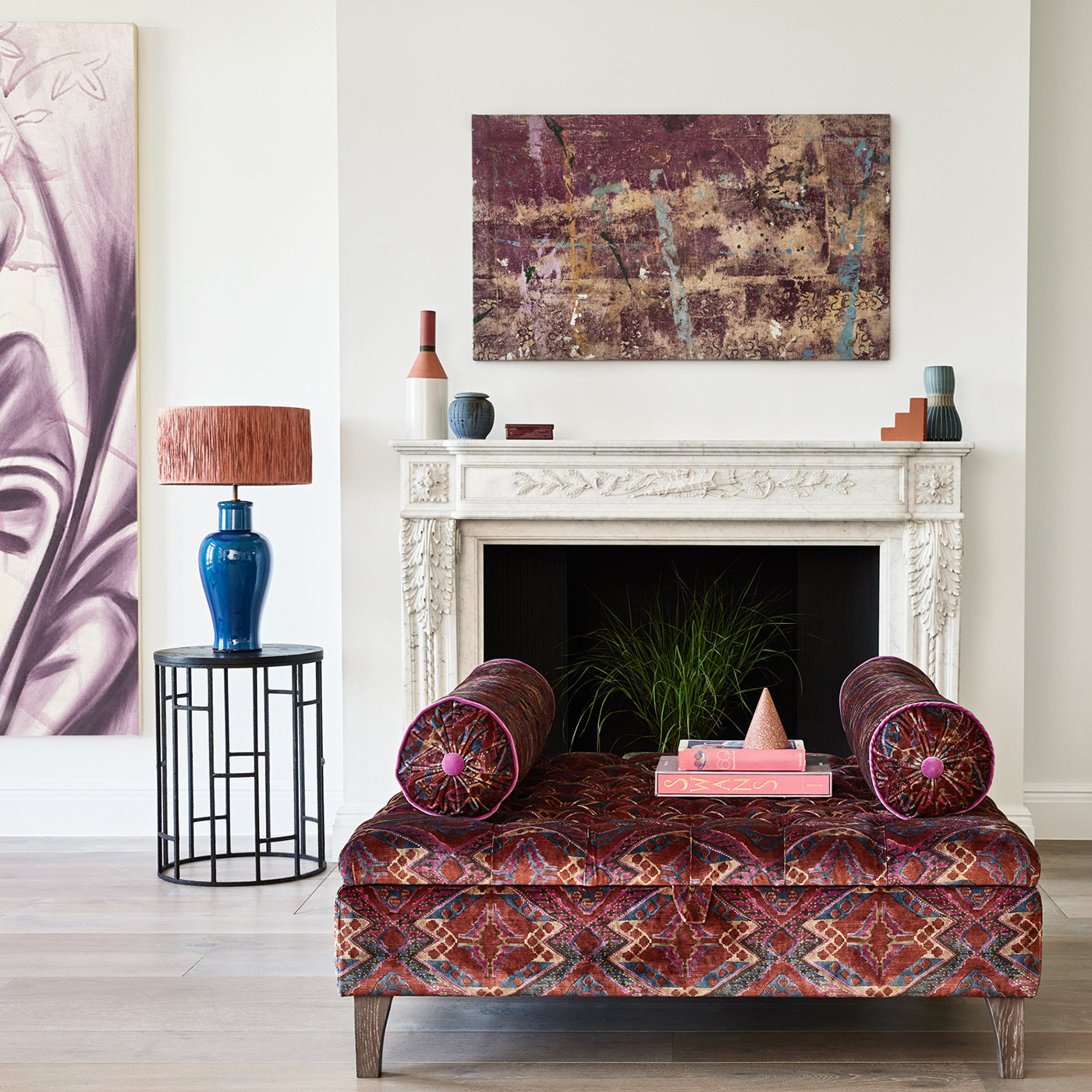 Stool in printed velvet fabric – an exuberant carpet design in red colours.