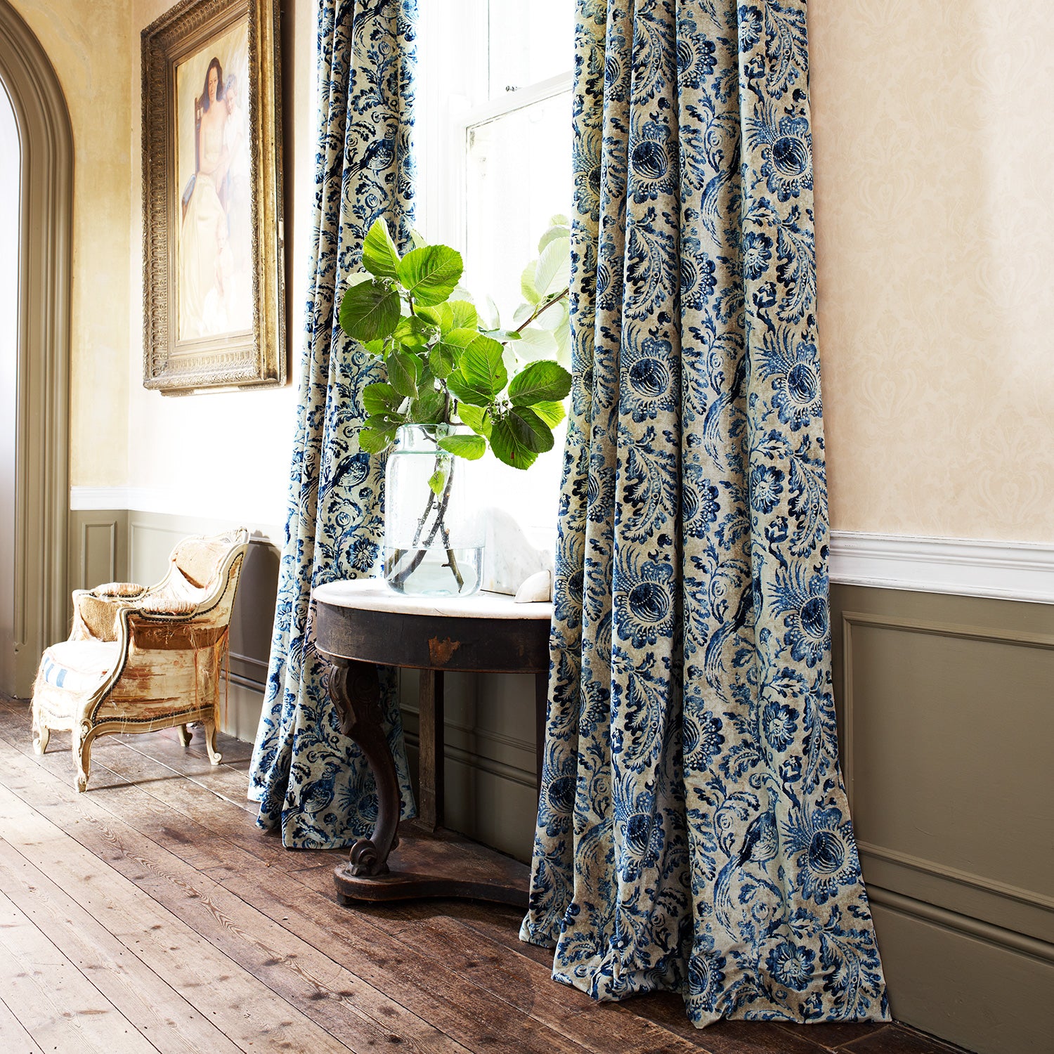 Curtains in velvet fabric with blue pheasant and floral design.