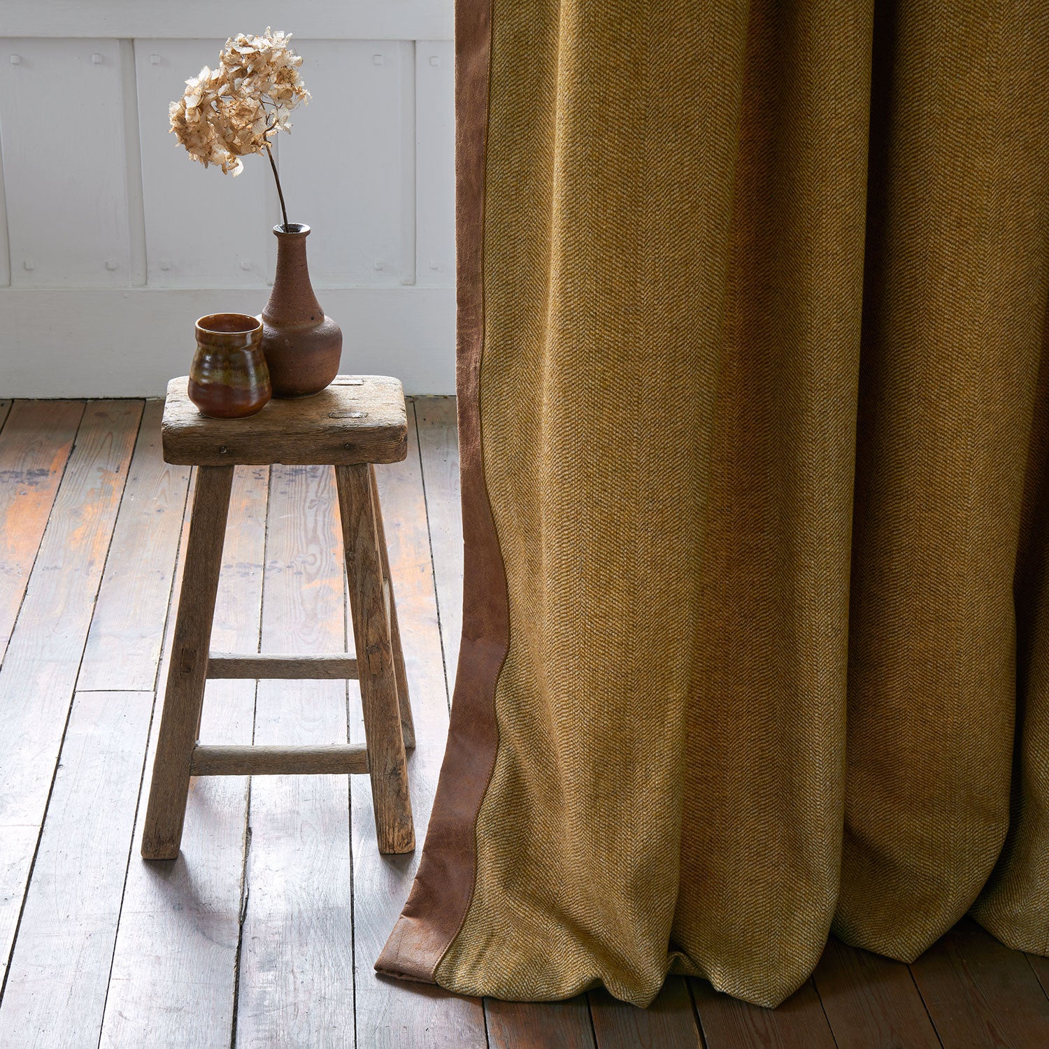 Curtains in a classic herringbone woven fabric in yellow.