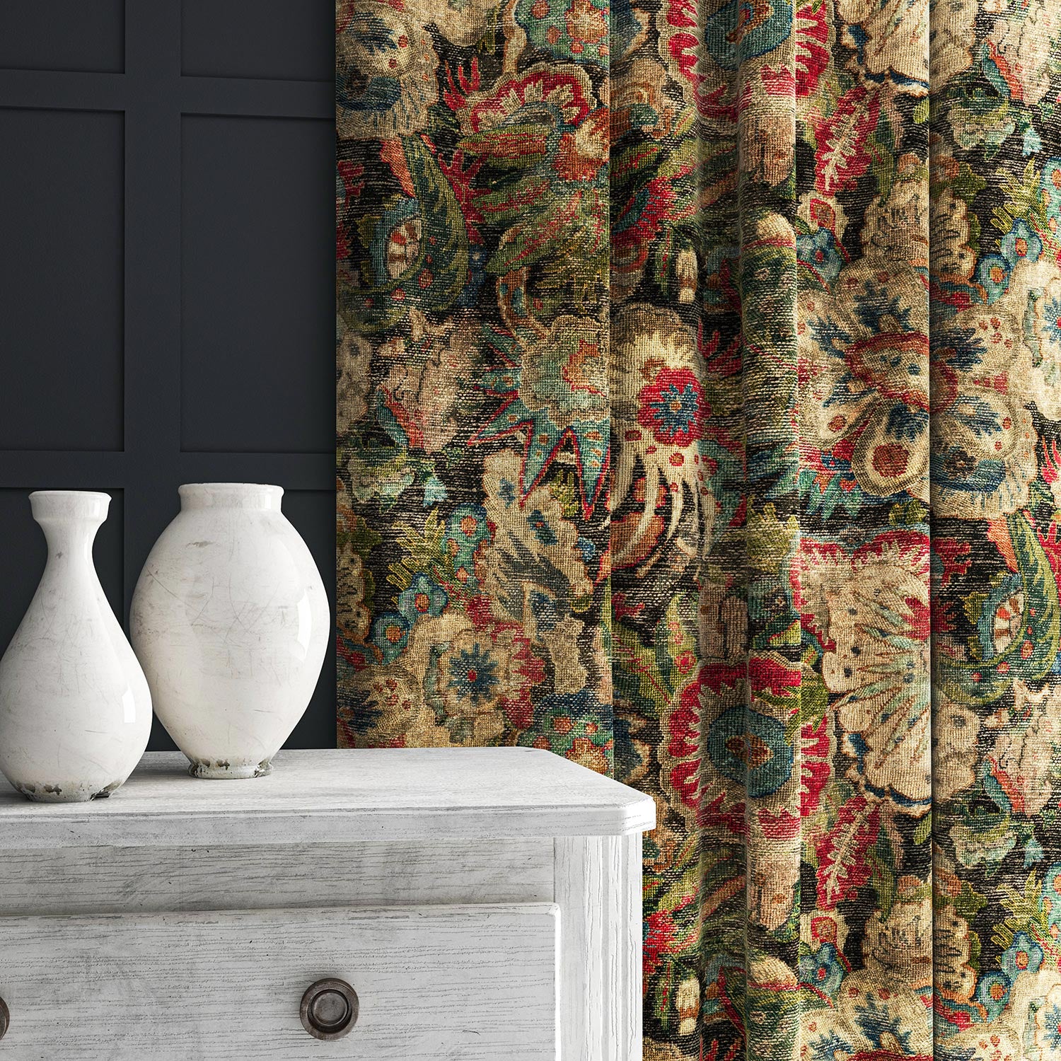 Curtain in a multicoloured printed velvet fabric featuring large, asymmetrical leaves and flowers.