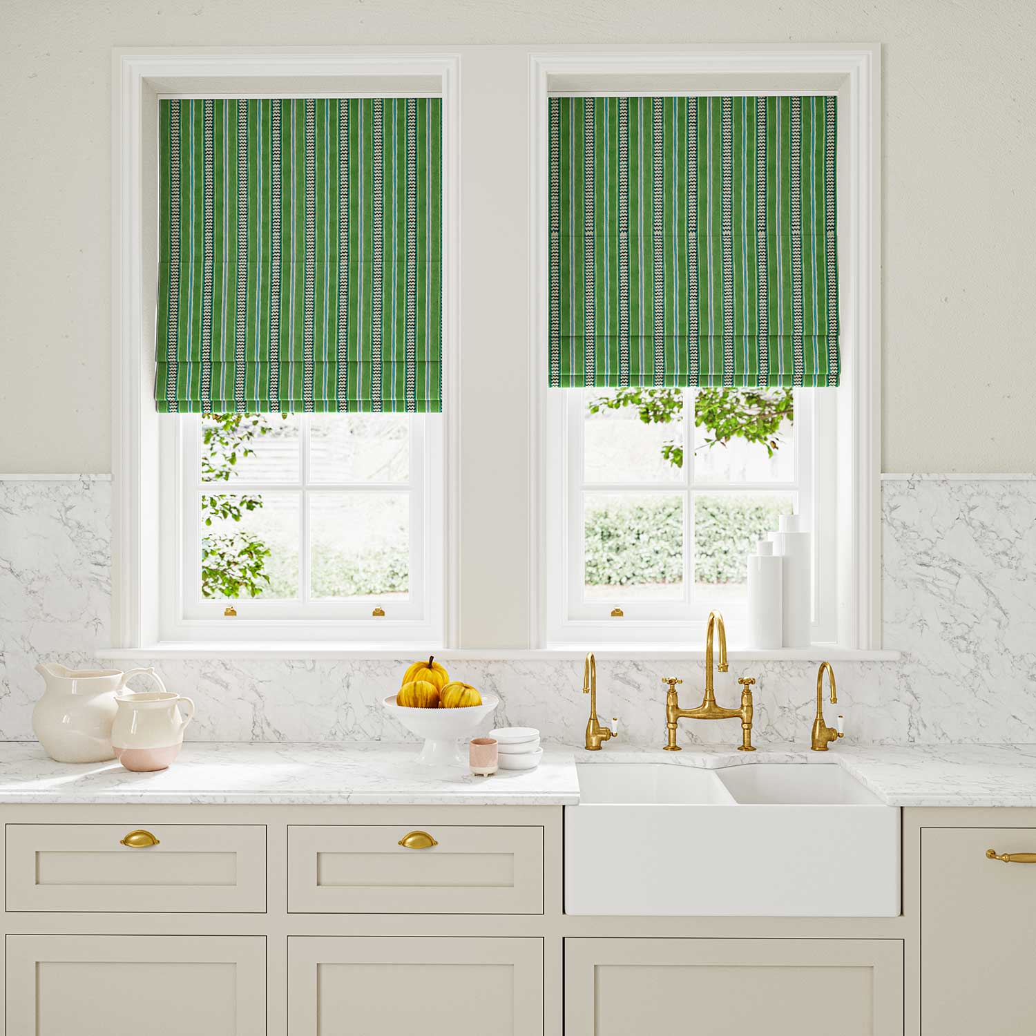 Blinds in a multicoloured – green and blue – printed linen fabric featuring stripes, wavy edges and zigzags.