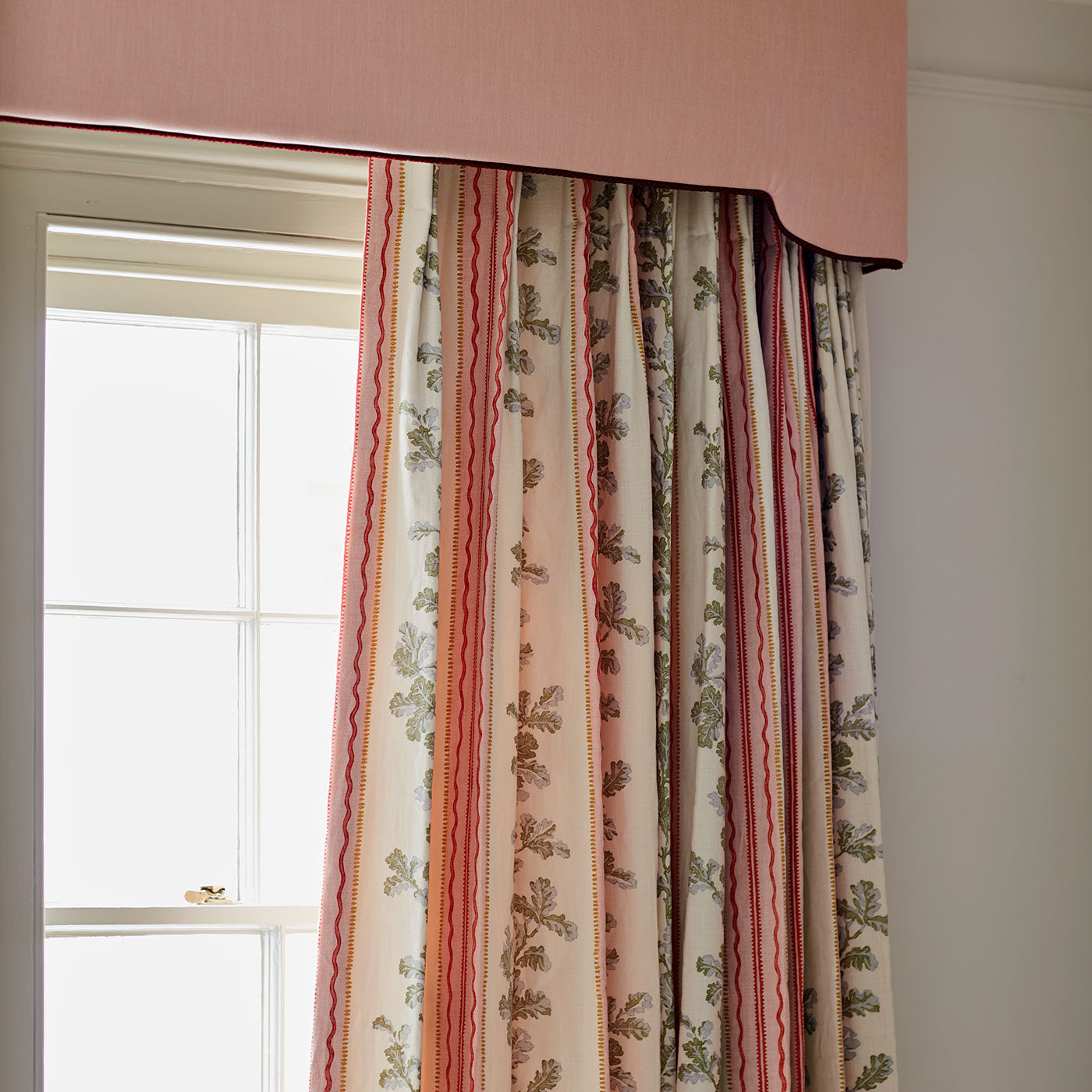 Pelmet in a plain fabric, colour Pale Rose.