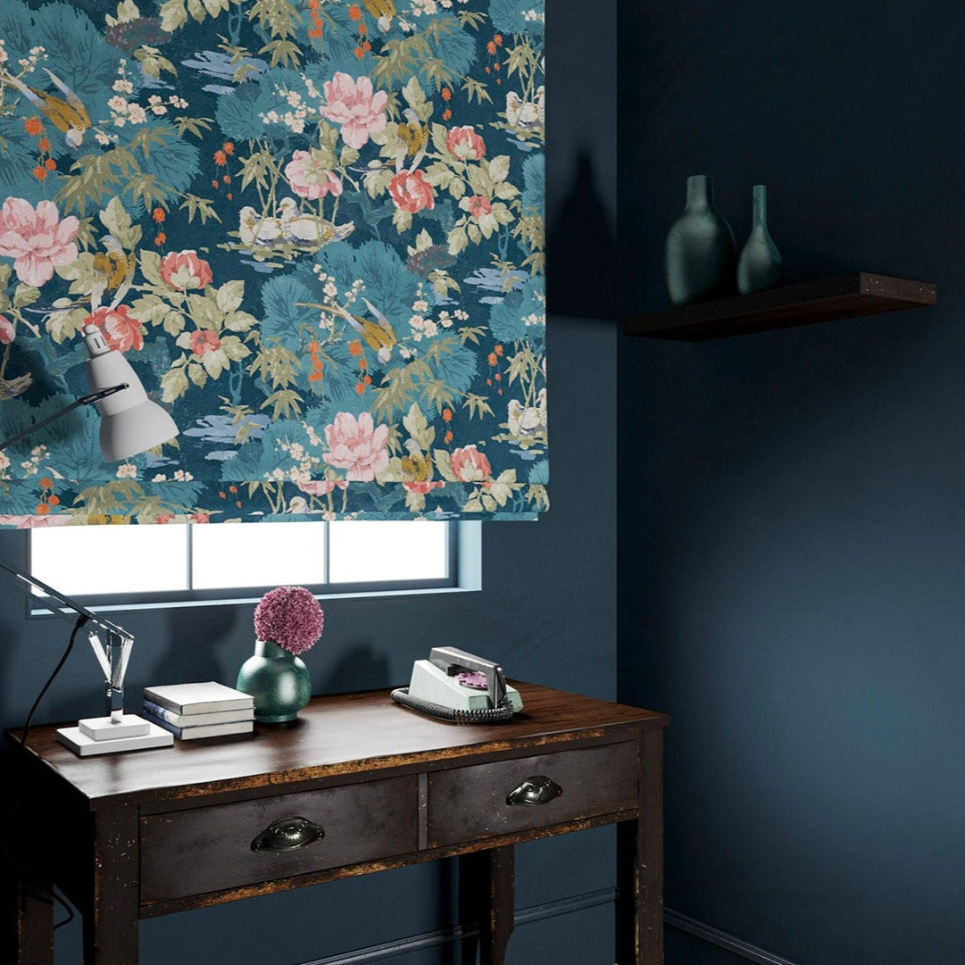 Velvet blind in a blue-coloured floral pattern.