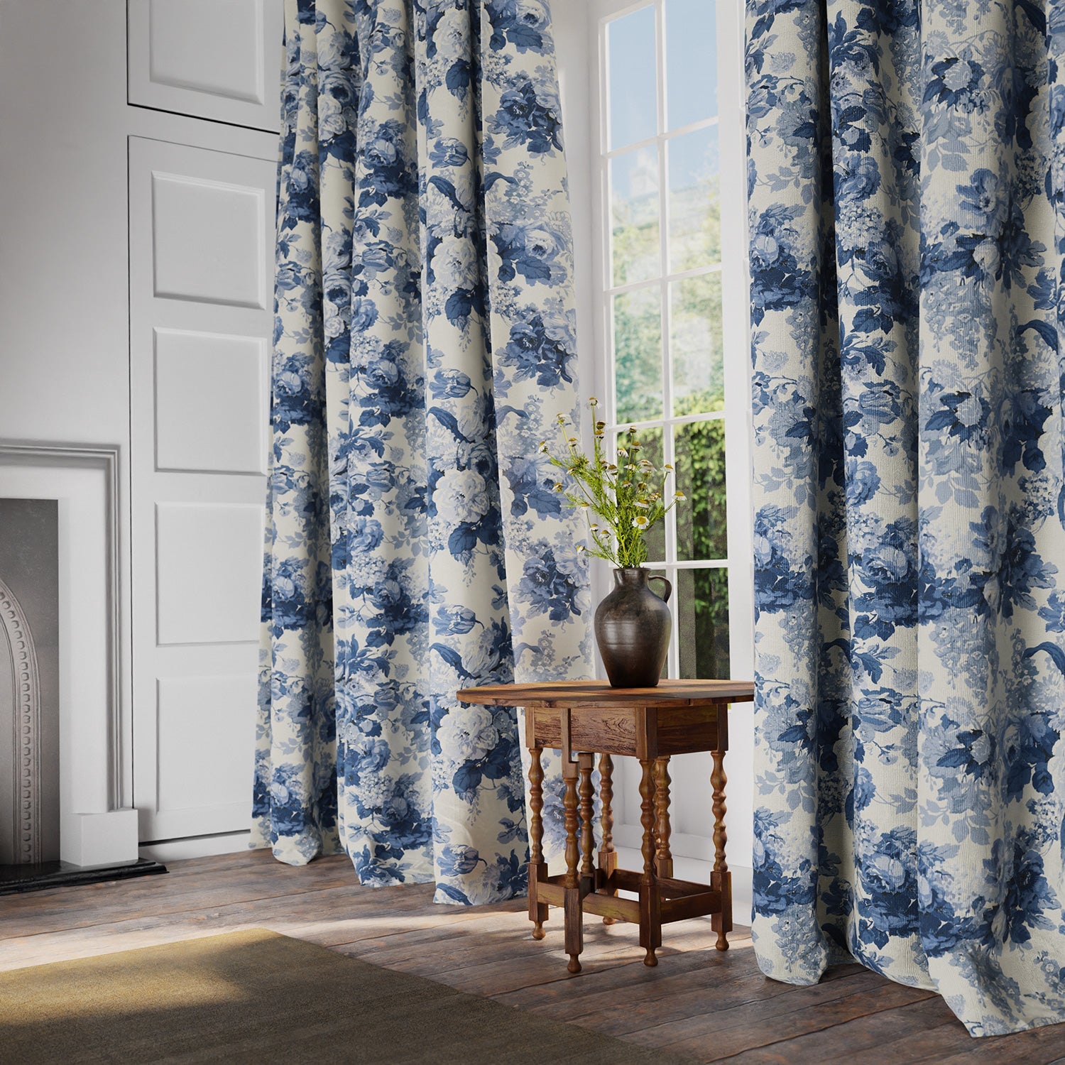 Curtains in a printed linen fabric with bouquets of roses in blue and white colours.