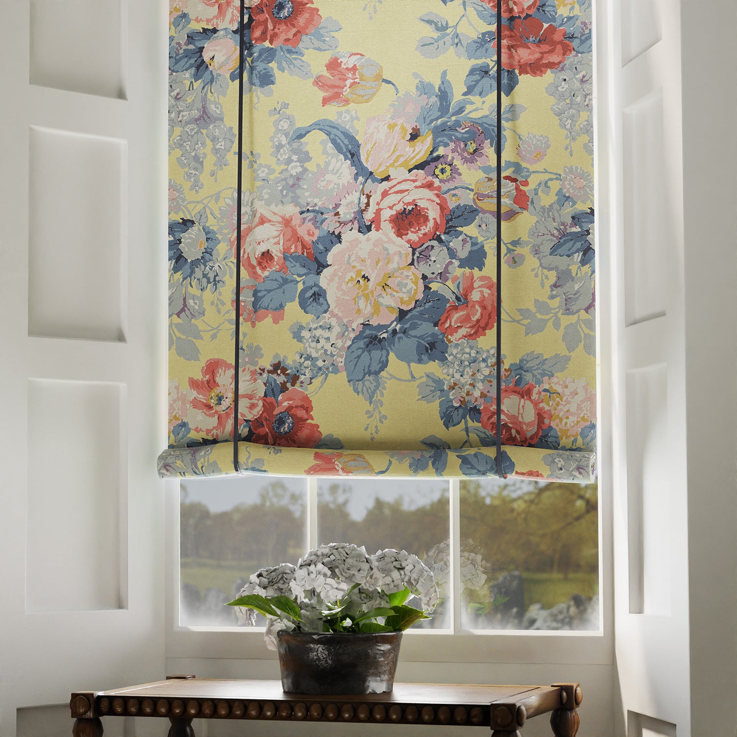 Blind in a printed linen fabric with bouquets of roses on a yellow background.