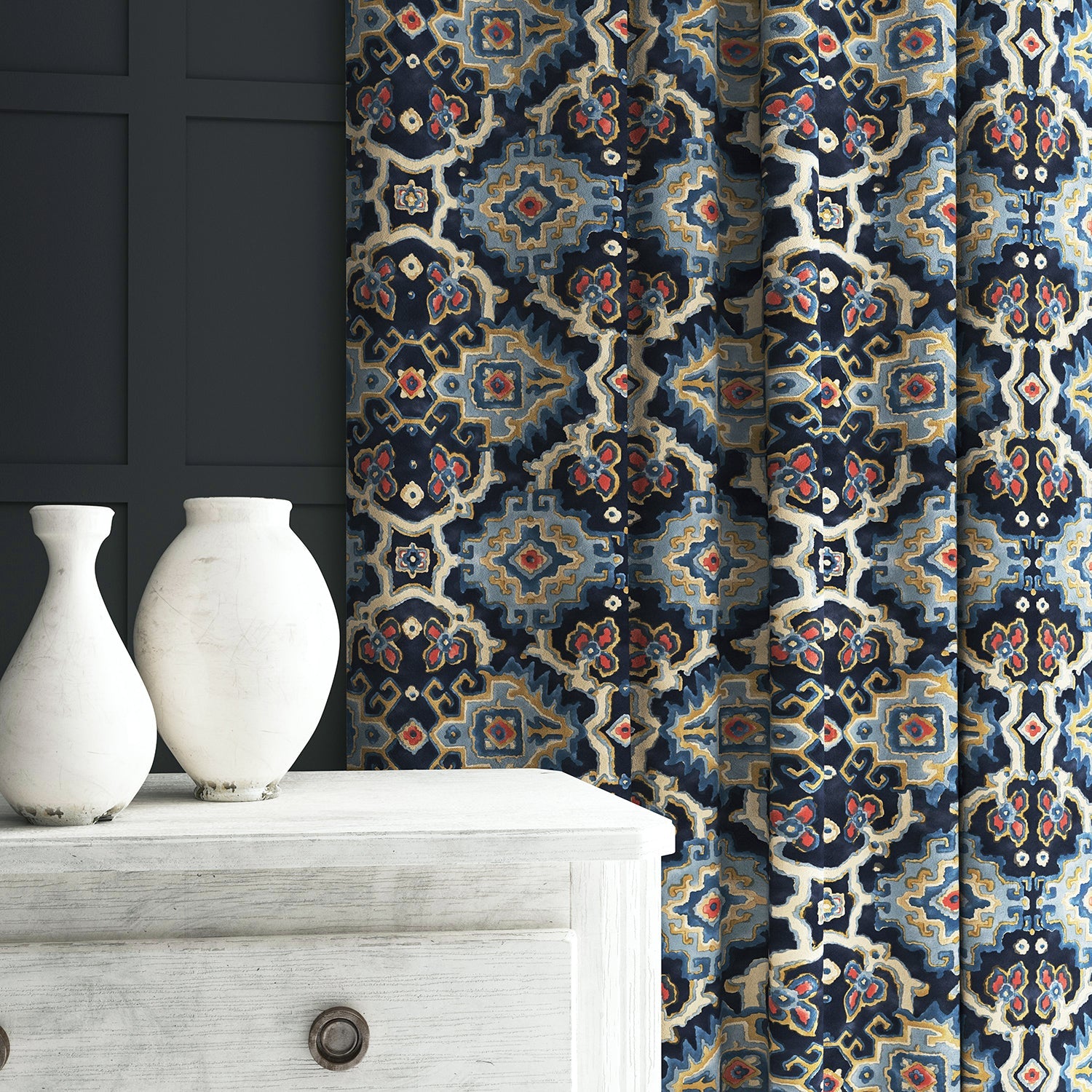Velvet curtain in a printed velvet fabric with an oriental geometric design in blue colours