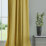 Curtain in a plain fabric, colour Cactus.